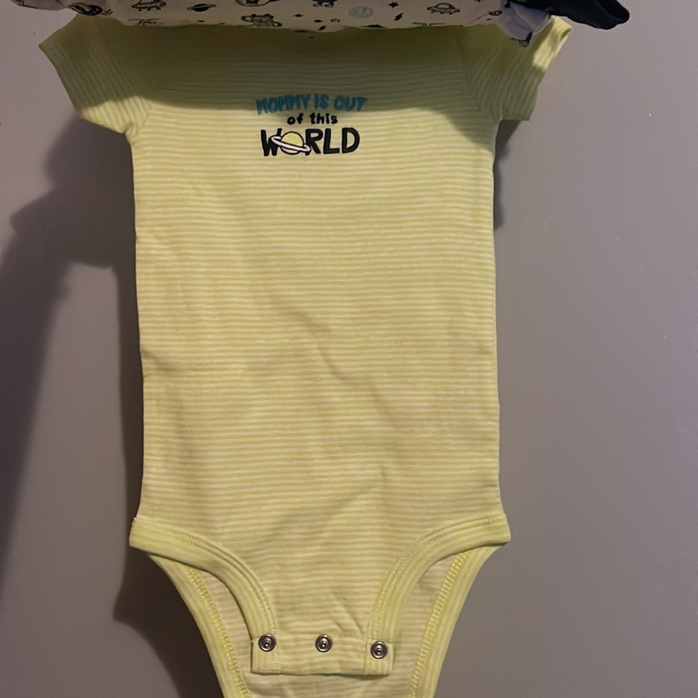 Carter's onesie - 9M - Picture 7 of 7